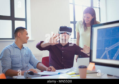 Computer Programmierer testen Virtual reality Simulator Gläser im Büro Stockfoto
