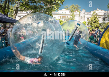 Kinder genießen Blümchen wasser Wanderer auf einem Feiertag Montag Stockfoto