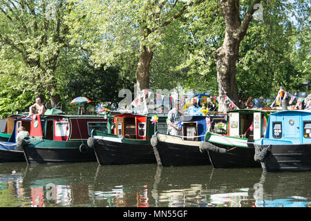 Reihen von Hausbooten in der Canalway Kavalkade Wasserstraßen Festival in London's Little Venice. Stockfoto