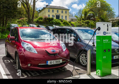 Laden eines Elektroautos auf einem Parkplatz in Skibbereen, County Cork, Irland. Stockfoto