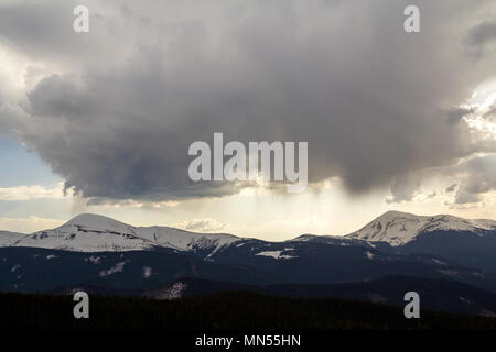Fantastische Aussicht auf riesige weiße dunkle Vorahnung stormy Cloud für blauen Himmel über Berge Hoverla und Petros in Karpaten mit b Stockfoto