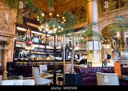 Innere des Café Metropole in Brüssel Stockfoto