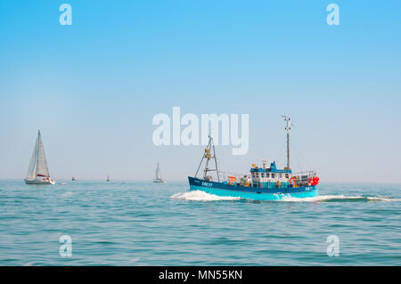 Fischerboot in küstennahe Wasser aus Devon, Großbritannien Stockfoto