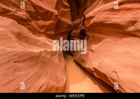 Kleinen Pfad durch den Upper Antelope Canyon. Natürliche Felsformation in schönen Farben. Schöne, weite Betrachtungswinkel von erstaunlichen Sandstein Formationen. In der Nähe von Stockfoto