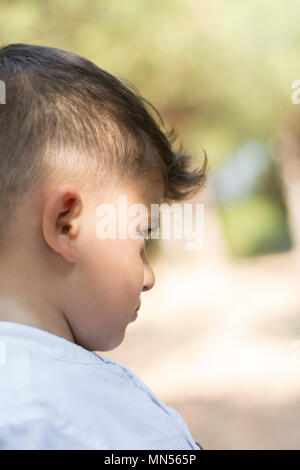 Seitenansicht eines traurigen Jungen weg schauen Stockfoto
