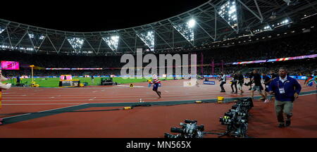 LONDON, ENGLAND - 05. August: Justin Gatlin in den Sternen und Streifen der amerikanischen Flagge drapiert nach dem Gewinn der Mens 100 m-Finale und schlug Usain Bolt in seinen letzten 100 m Rennen mit einer Zeit von 9,92 Sekunden beim Tag zwei des 16. IAAF Leichtathletik WM 2017 in London an der London Stadion am 5. August 2017 in London, Vereinigtes Königreich. Foto von Paul Cunningham Stockfoto