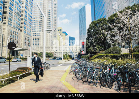 Moderne Shinjuku business district Straße an einem sonnigen Sommertag in Tokio, Japan. Stockfoto