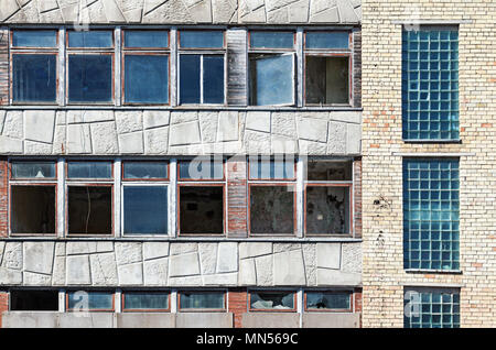 Alten grunge Gebäude mit kaputten Fenstern aufgegeben, Zerstörung Konzept, Vandalismus Urban Decay Stockfoto