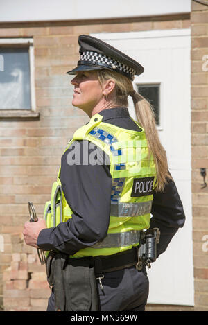 Porträt von einem uniformierten Polizisten handschellen Holding Stockfoto