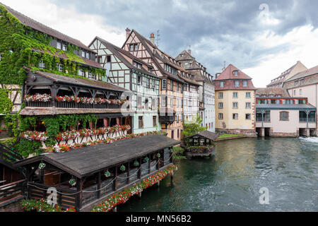 Traditionelle Fachwerkhäuser in La Petite France, Altstadt von Straßburg, Frankreich Stockfoto