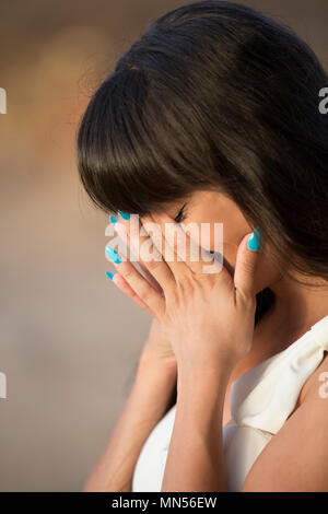 Schüchterne Frau verstecken Gesicht mit den Händen Stockfoto