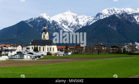 Stadt in den Alpen in Österreich Tirol Stockfoto