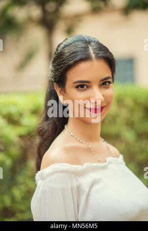 Schöne junge Frau, die lächelnd im freien Stockfoto