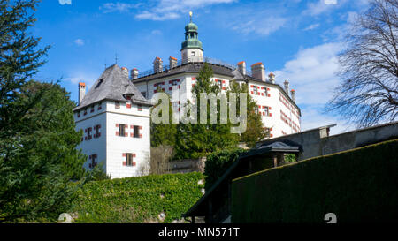 Schloss Ambras ist ein altes Schloss in Innsbruck im Stadtteil Amras gelegen. Seine Wurzeln gehen zurück bis in das 10. Jahrhundert. Während die Existenz der Burg wa Stockfoto