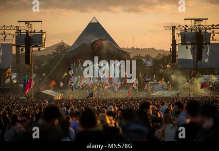 Glastonbury Festival 2016 - Freitag, wie die Sonne hinter der Pyramide 24/06/16. Stockfoto