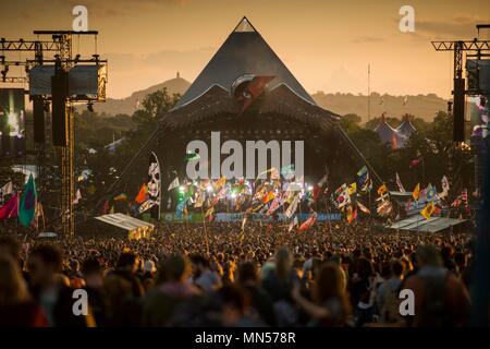 Glastonbury Festival 2016 - Freitag, wie die Sonne hinter der Pyramide 24/06/16. Stockfoto