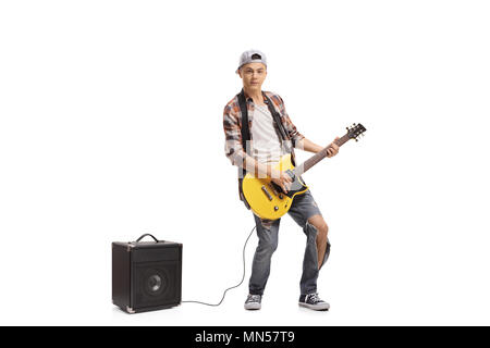 In voller Länge Porträt eines Teenager-jungen mit einer E-Gitarre und Verstärker auf weißem Hintergrund Stockfoto