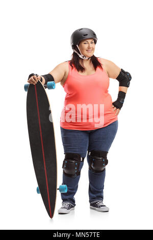 In voller Länge Porträt einer übergewichtigen Frau mit Schutzkleidung und halten ein Longboard auf weißem Hintergrund Stockfoto