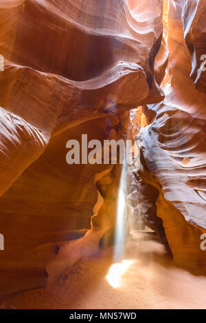 Schöne Lichtstrahlen in den Antelope Canyon in Page, Arizona, USA Stockfoto