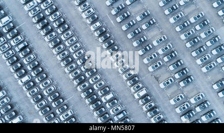 Luftaufnahme von riesigen Speicher Parkplatz mit neuen Autos Stockfoto