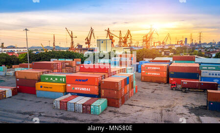 Antenne Schießen von Behältern in den Huangpu Terminal in Guangzhou, China Stockfoto