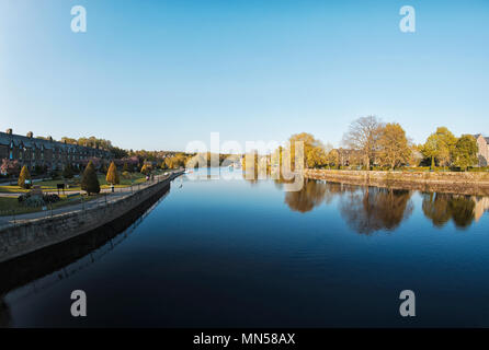 River Wharfe Otley während des Sonnenuntergangs über wharfe Meadows Park Stockfoto