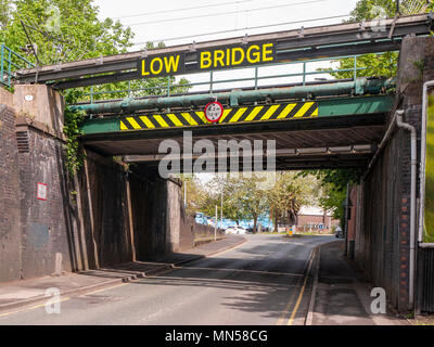 Niedrige Brücke Warnung in Crewe, Cheshire Vereinigtes Königreich Stockfoto