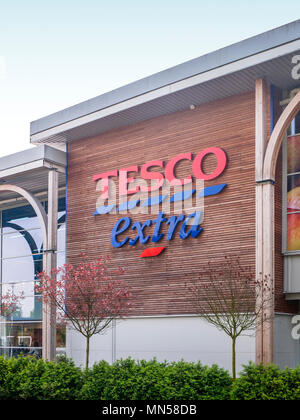 Tesco Extra Schild an Außenwand UK Stockfoto