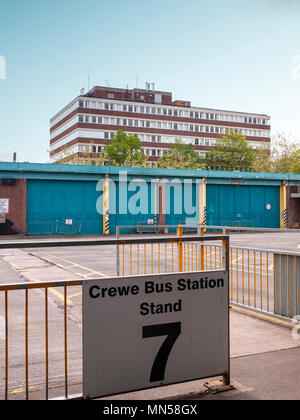 Stand 7 in Crewe Busbahnhof mit Delamere Haus im Hintergrund, Crewe, Cheshire Vereinigtes Königreich Stockfoto