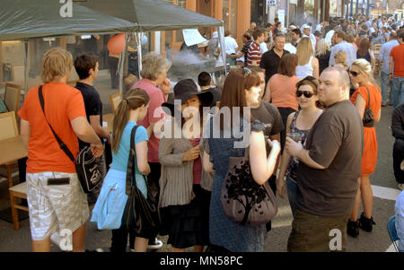 Gibson Straße gala West End Festival Street Party bei Touristen und Einheimischen Stockfoto