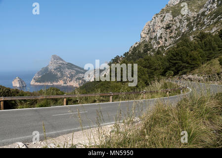 Mirador de Mal Pas, Mallorca, Balearen, Spanien. 2018. Die Küstenstrasse. Stockfoto