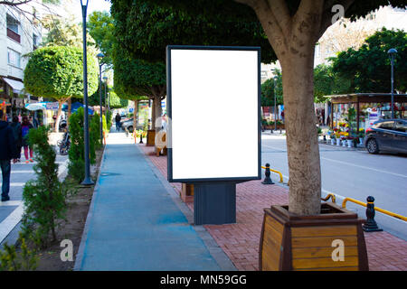 Leere vertikale Straße Billboard stand mit der Stadt. Stockfoto