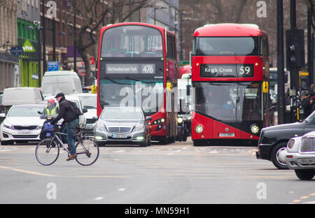 Zwei roten Londoner Busse warten an der Kreuzung als Fahrrad Kreuze Stockfoto