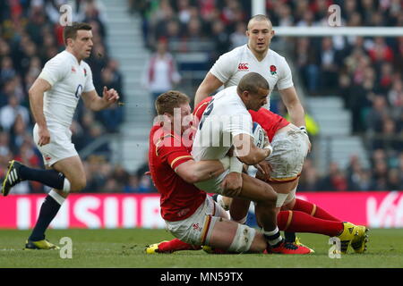 Bradley Davies und Alun Wyn Jones einen Griff auf Jonathan Joseph während der Rbs 6 Nations Match zwischen England v Wales in Twickenham Stadium erhalten. London, England. 12. März 2016 Stockfoto