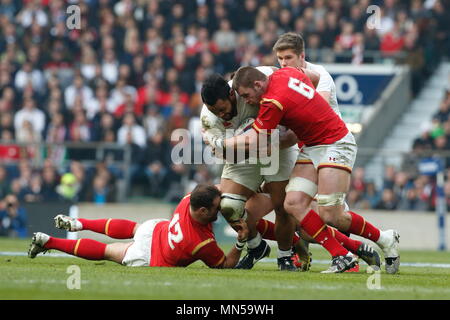 Billy Vunipola's Run kommt zu Ende, von Dan Lydiate und Jamie Roberts während der Rbs 6 Nations Match zwischen England v Wales in Twickenham Stadium gefangen. London, England. 12. März 2016 Stockfoto