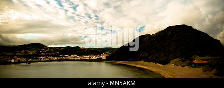 Sonnenuntergang Blick auf Horta, Porto Pim-Bucht und der Strand von Guia auf die Insel Faial, Azoren, Portugal Stockfoto