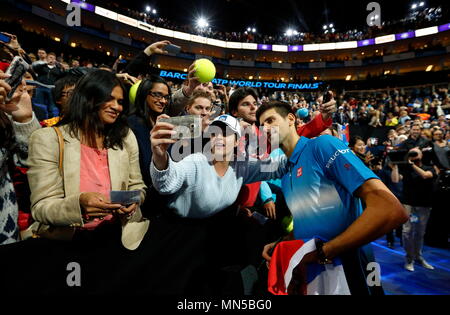 Novak Djokovic Autogramme bei Tag 4 der 2015 Barclays ATP World Tour Finals - O2 Arena London England. 19. November 2015 Stockfoto