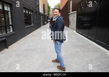 Jamie Oliver vor dem Treffen erster Minister Nicola Sturgeon in Benwell Haus in London, wo sie Neue fettleibigkeit Initiativen angekündigt. Stockfoto