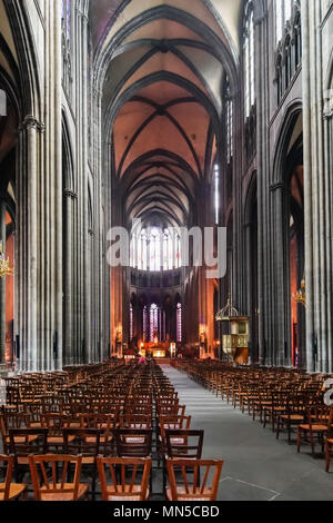 Im Inneren der Kathedrale in Clermont-Ferrand in der Auvergne-Rh Rhône Alpes, Frankreich. Stockfoto