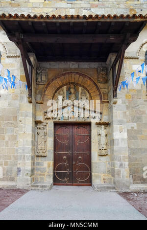 Basilika Notre-Dame du Port de Clermont-Ferrand in der Auvergne-Rh ône-Alpes, Frankreich. Stockfoto