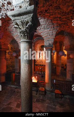 Basilika Notre-Dame du Port de Clermont-Ferrand in der Auvergne-Rh ône-Alpes, Frankreich. Stockfoto