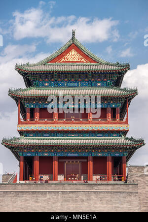 Peking, China - 27. April 2010: Obere Struktur in der Pagode im Stil der traditionellen Architektur der Qianmen, südlichen Tor, am Rande des Platz des Himmlischen Friedens wieder Stockfoto