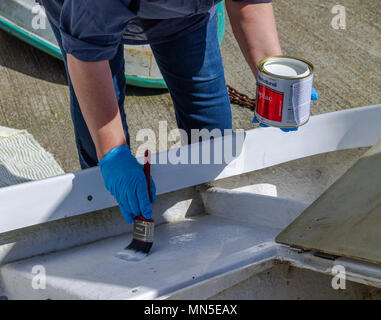 Nahaufnahme der Malerei das Deckhaar aus weißer Farbe auf den GFK-Rumpf eines GFK-Boot, mit Marine paint Glanz. Stockfoto