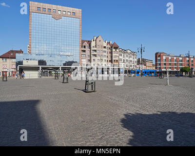 Krakauer Ghetto Heldenplatz oder Plac Bohaterow mit riesigen Stuhl Skulpturen in Gedenkstätte für die Jüdischen Ghettos in Polen Stockfoto