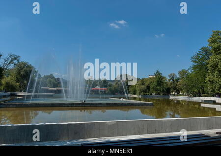 Die Schönheit der Landschaft von vielen Brunnen mit anderen Programm in öffentlichen Garten der Stadt Plovdiv, Bulgarien, Europa Stockfoto