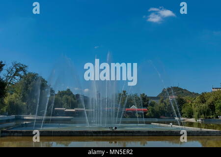 Die Schönheit der Landschaft von vielen Brunnen mit anderen Programm in öffentlichen Garten der Stadt Plovdiv, Bulgarien, Europa Stockfoto