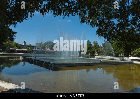 Die Schönheit der Landschaft von vielen Brunnen mit anderen Programm in öffentlichen Garten der Stadt Plovdiv, Bulgarien, Europa Stockfoto