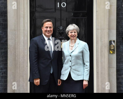 Premierminister Theresa May begrüßt der Präsident von Panama Juan Carlos Varela, wie er es in der Downing Street in London eintrifft. Stockfoto