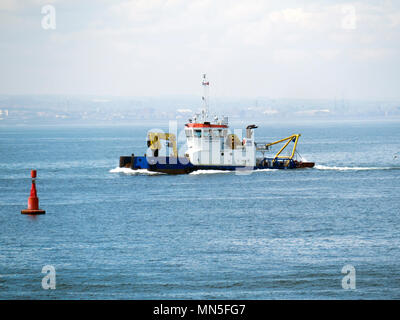 T-Stücke Guardian Drücker an teesport ausgestattet, Reparaturen am Schiff festmachen und Kanal marker Bojen zu tragen wie die, die vor der Boot gezeigt Stockfoto