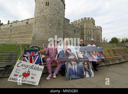 Royal Fans (von links nach rechts) Terry Hutt, Maria Scott, Amy Thompson und John Loughrey sitzen auf Bänken außerhalb von Schloss Windsor in Windsor vor der königlichen Hochzeit dieses Wochenende. Stockfoto